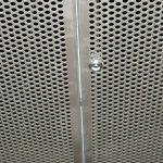 Falso techo metalico perforado