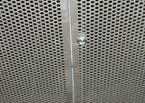 Falso techo metalico perforado