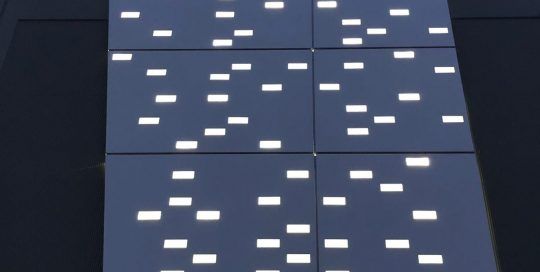 fachada con iluminación