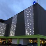 fachada acero con iluminación