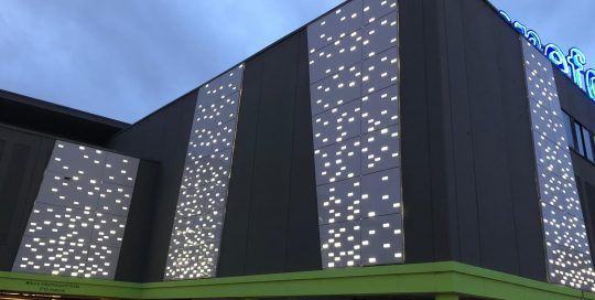 fachada acero con iluminación