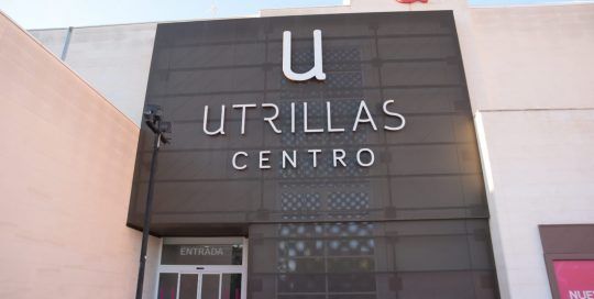 Bandeja fachada acero galva perforacion 6mm Centro Comercial Utrillas