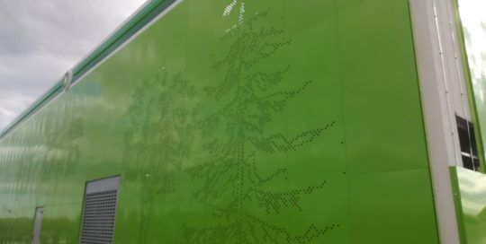 Fachada customizada perforaciones arboles