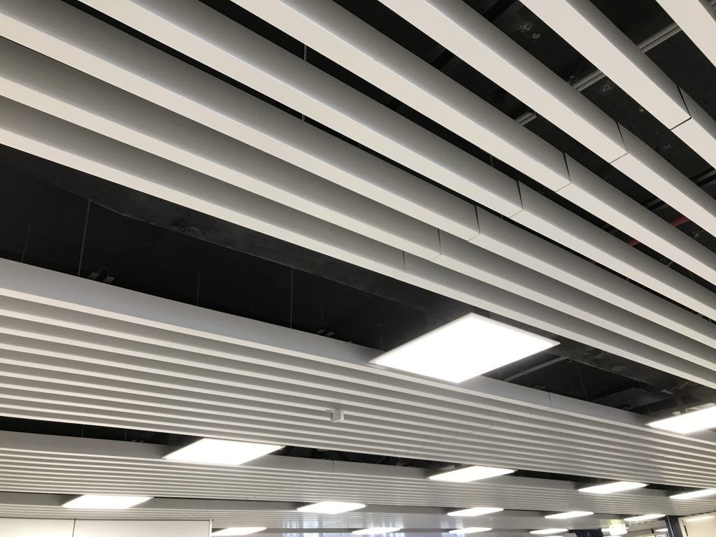 Baffle acustico vertical metalico