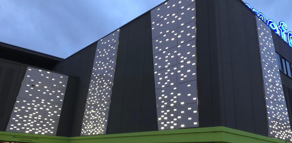 fachada acero con iluminación